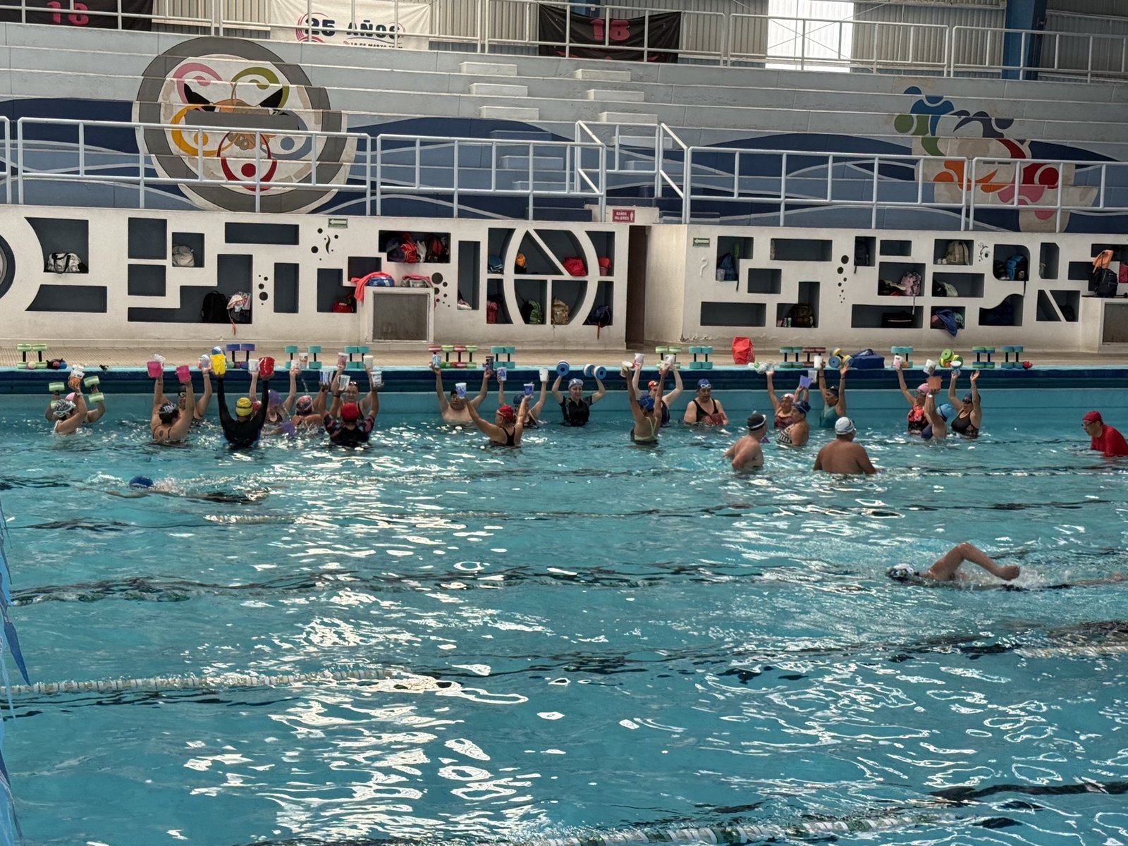 Clase de aquaeróbics en la alberca del deportivo