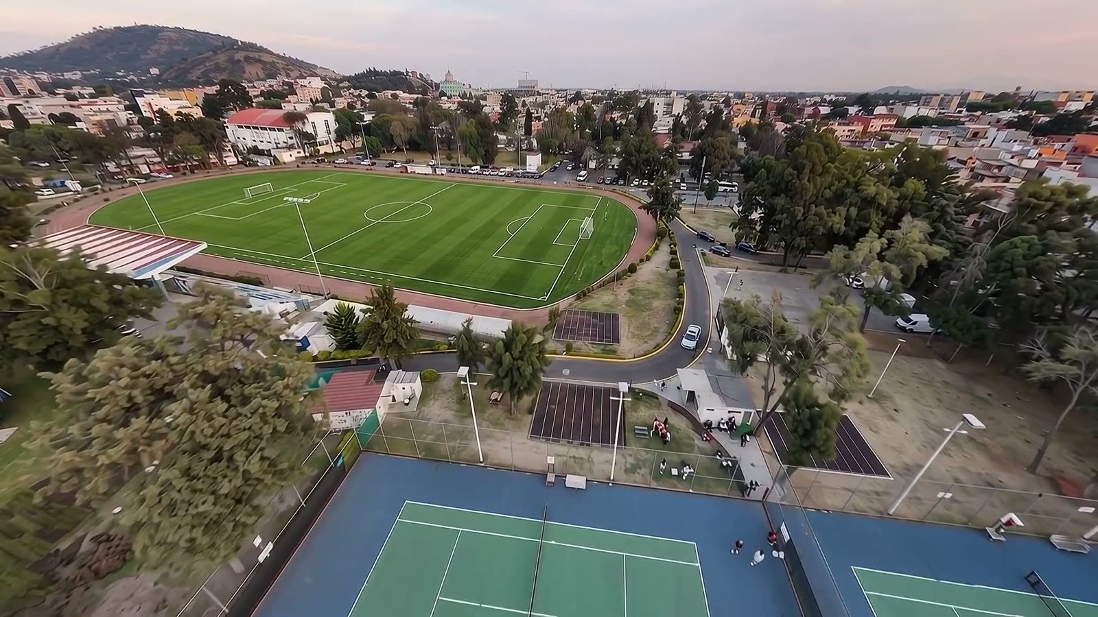 Vista aérea del Deportivo 18 de Marzo con el campo de futbol y las canchas
